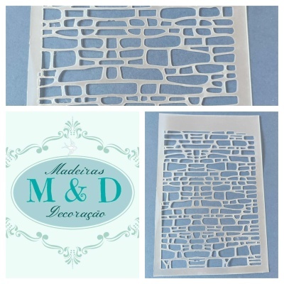 Stencil branco com padrão de parede de pedras sobre superfície azul e logotipo da marca