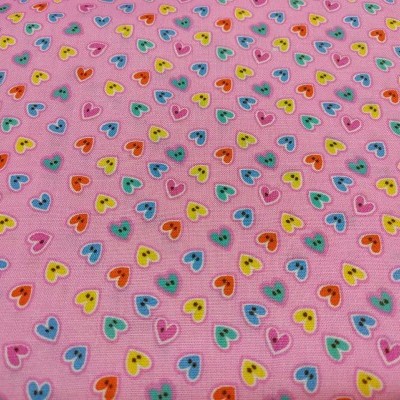 Tecido rosa com padrão de corações coloridos pequenos
