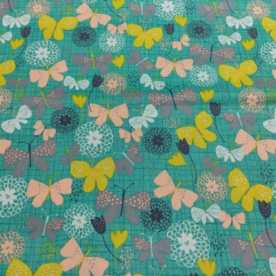 Tecido colorido com padrão de borboletas e flores sobre fundo verde água