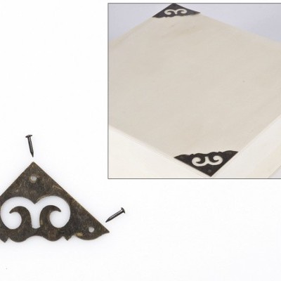 Cantoneiras metálicas decorativas em caixa branca de madeira