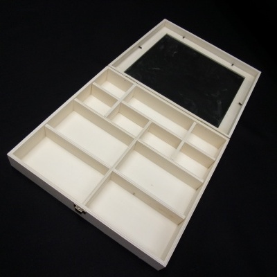 Caixa organizadora branca com divisórias e espelho