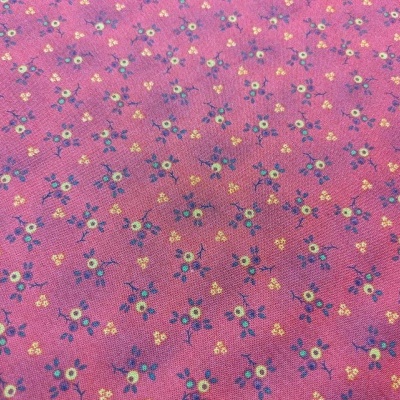 tecido cor de rosa com padrão floral amarelo e azul