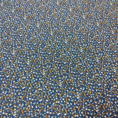 tecido azul com padrão floral branco e amarelo