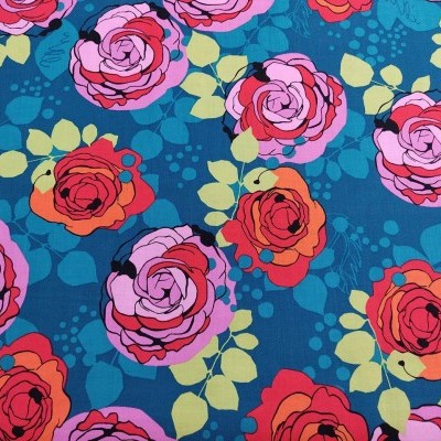 Tecido azul com padrão de rosas coloridas em rosa, laranja e vermelho e folhas verdes