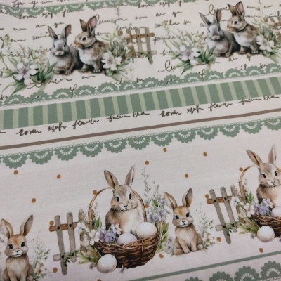 tecido decorativo com padrão de coelhos, flores e texto manuscrito