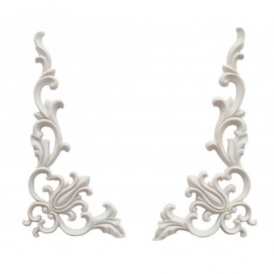 Apliques decorativos de canto brancos com padrão floral barroco.