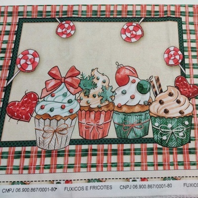 tecido estampado com padrão natalício de bolinhos decorados e borda xadrez