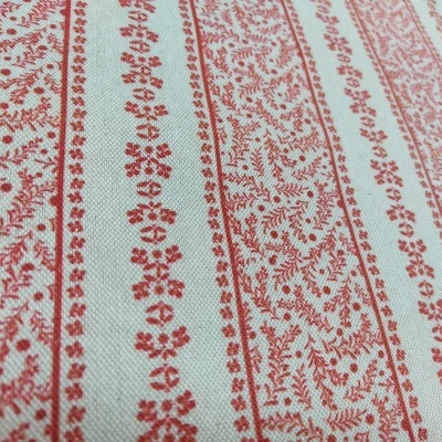 Tecido com padrão listrado vermelho e branco com motivos florais e geométricos