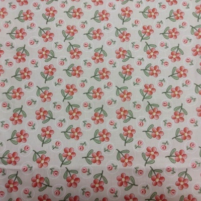 Tecido branco com padrão de pequenas flores vermelhas e folhas verdes.