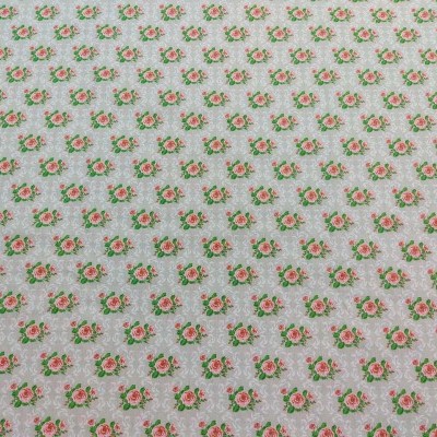 Tecido branco com padrão de pequenas rosas cor-de-rosa e folhas verdes
