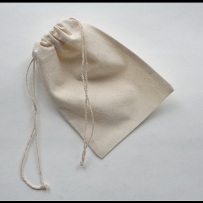 Saco de algodão cru com cordão para fecho sobre fundo branco