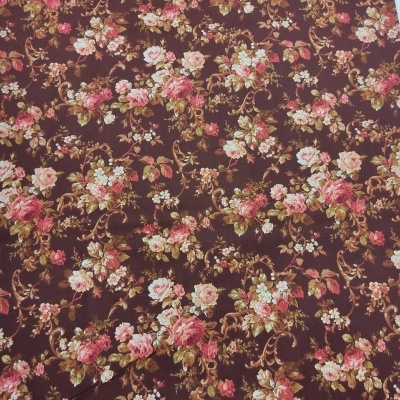 Tecido floral castanho com flores rosas e brancas