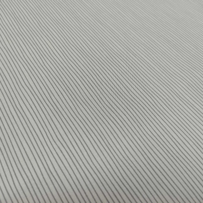 Tecido branco com riscas pretas finas longitudinais