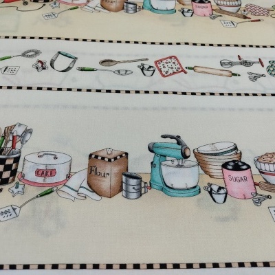 Pano de cozinha decorado com utensílios de cozinha coloridos e etiquetas escritas