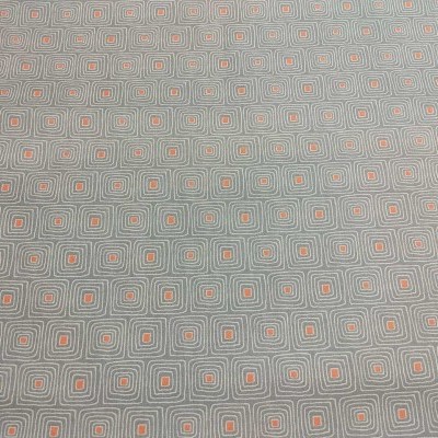 Tecido cinza com padrão de quadrados concêntricos em cinza, branco e laranja