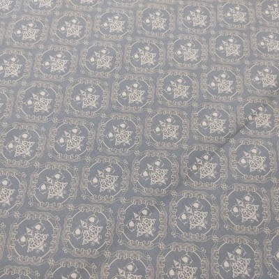 Tecido azul claro com padrão floral branco repetitivo