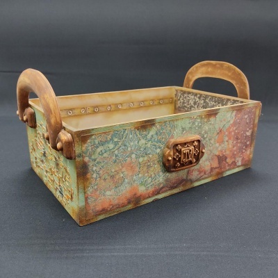 Caixa decorativa retangular em metal com alças de madeira