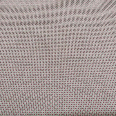 tecido branco com pequenos corações vermelhos