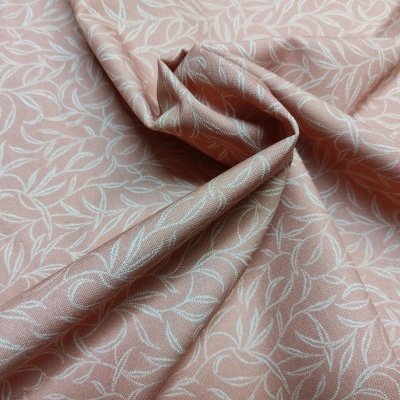 tecido rosa claro com padrão de folhas brancas