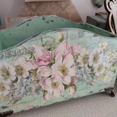 Caixa decorativa de madeira verde água com padrão floral colorido