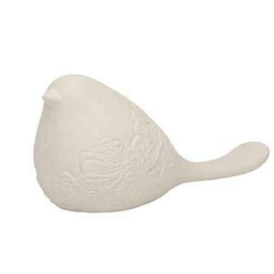 Escultura de pássaro branca em cerâmica com padrões em relevo