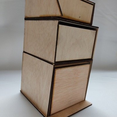 Organizador de madeira claro com três compartimentos empilhados e base plana