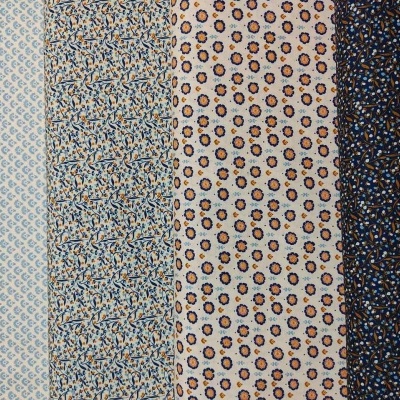 Quatro tecidos com padrões pequenos e repetitivos em azul, castanho e bege