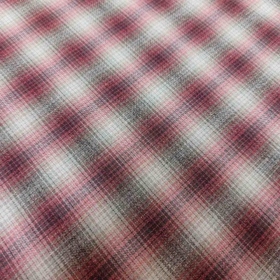 Tecido xadrez vermelho, branco e cinzento com textura de malha fina