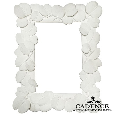 Moldura branca decorativa com textura de pétalas e logo CADENCE