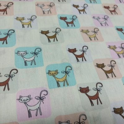 Tecido com padrão de gatos desenhados em linhas simples em fundos coloridos
