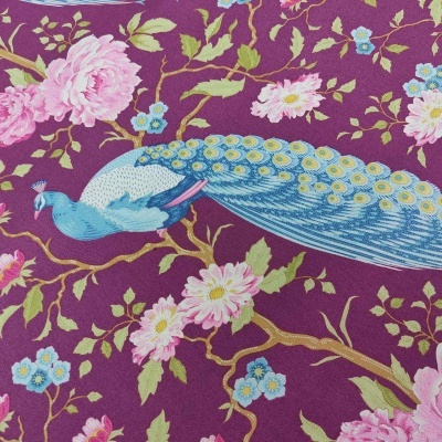 Detalhe de tecido com pavão azul, flores coloridas e fundo roxo