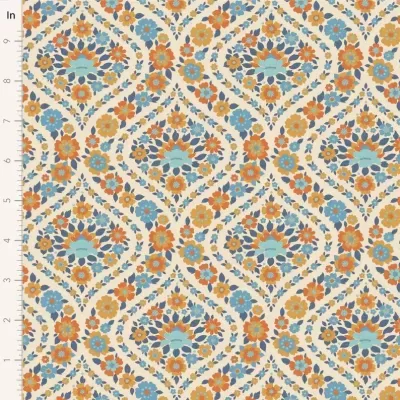 Tecido com padrão floral em azul, laranja e amarelo sobre fundo creme com régua de medidas à esquerda