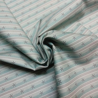 tecido azul claro com listras e estrelas brancas