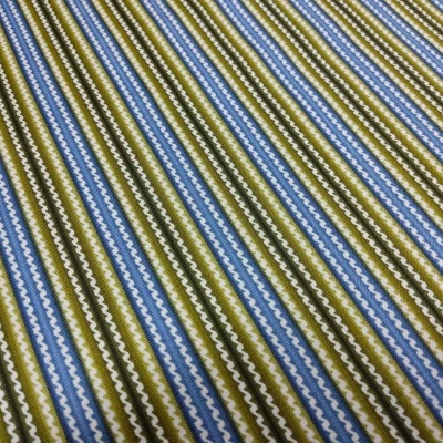 tecido com padrão de riscas verticais em azul, verde, castanho e branco