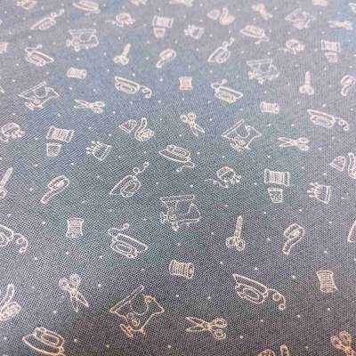 Tecido cinza com padrão de utensílios de costura brancos