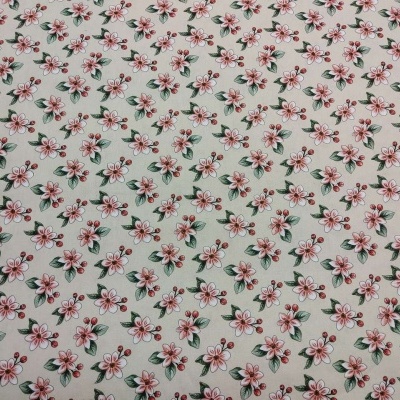 Tecido branco com flores cor-de-rosa pequenas e folhas verdes