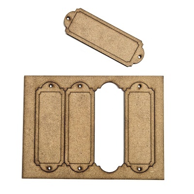 Etiquetas em MDF cru castanho claro com recortes decorativos e furos