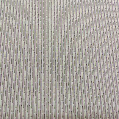 Tecido com padrão de linhas verticais finas em lilás, roxo e branco