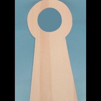 Peça em madeira clara em forma de fechadura sobre fundo azul