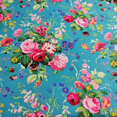 Tecido azul com estampa floral colorida