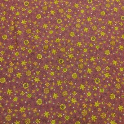 Tecido vermelho com padrão de estrelas e flores amarelas e castanhas