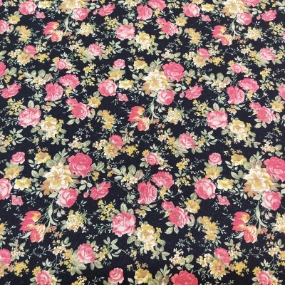 tecido floral colorido sobre fundo preto