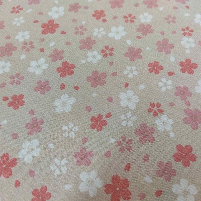 Tecido bege com flores vermelhas, rosas e brancas pequenas