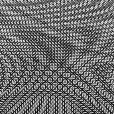 Tecido preto e branco com padrão geométrico repetido