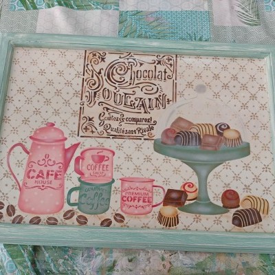 Quadro decorativo com ilustração de café e chocolates com moldura azul clara