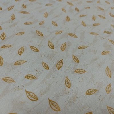 tecido branco com padrão de folhas amarelas