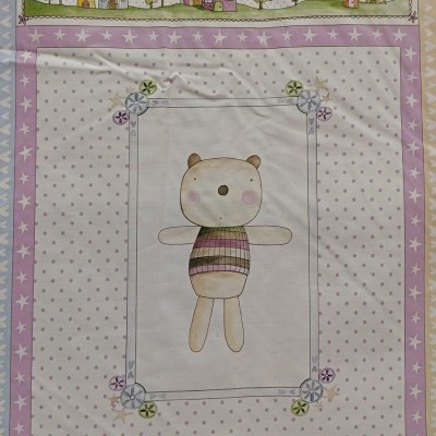 Tecido infantil com ursinho, estrelas e casas coloridas