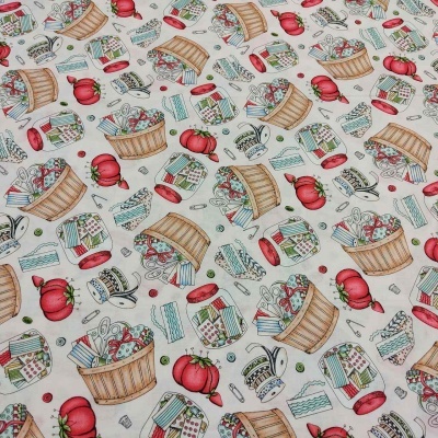 Tecido decorativo com padrão de costura, bolas de lã vermelha e cestos em tons suaves