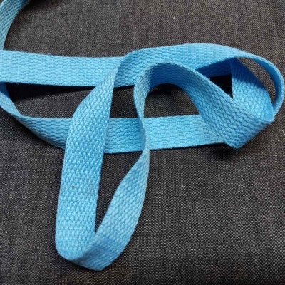 Faixa têxtil azul clara sobre tecido preto