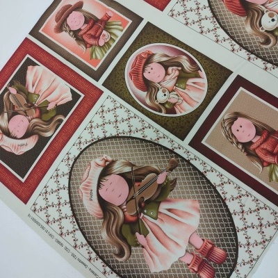 tecido estampado com ilustrações de bonecas femininas em tons rosa, verde e vermelho com padrões florais e geométricos